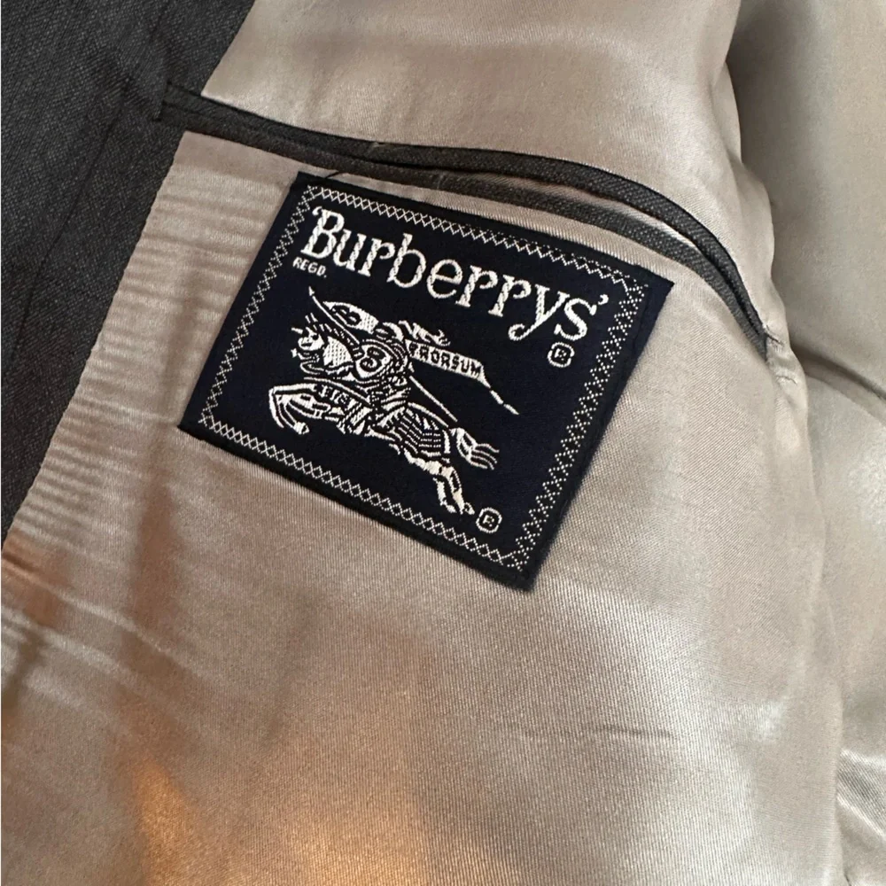 Burberrys Wool Gray Suit 42R jacket / 40W trousers Two-Button Blazer